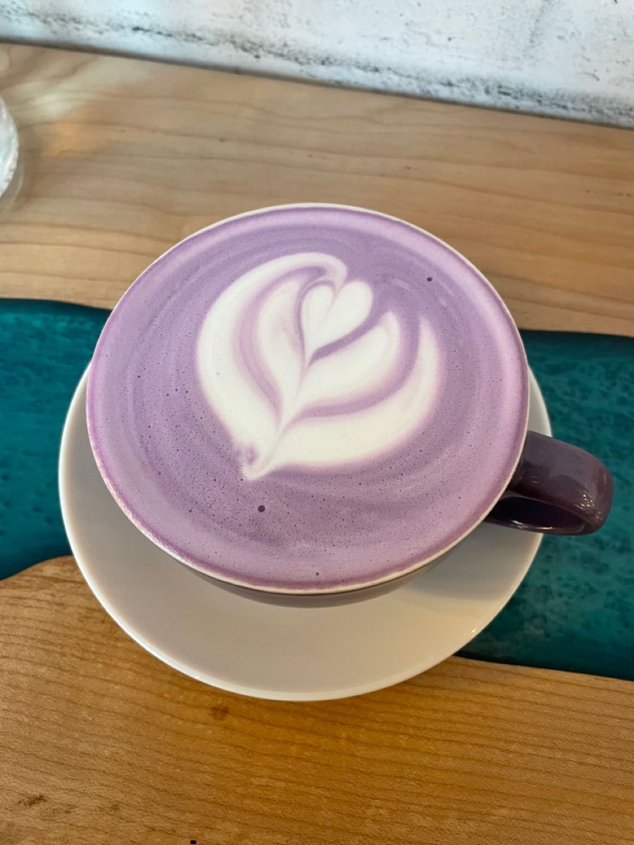 Ube latte caliente