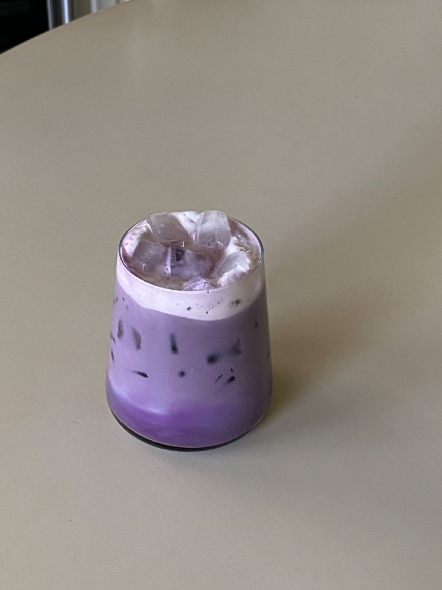 Ube latte frío con hielo